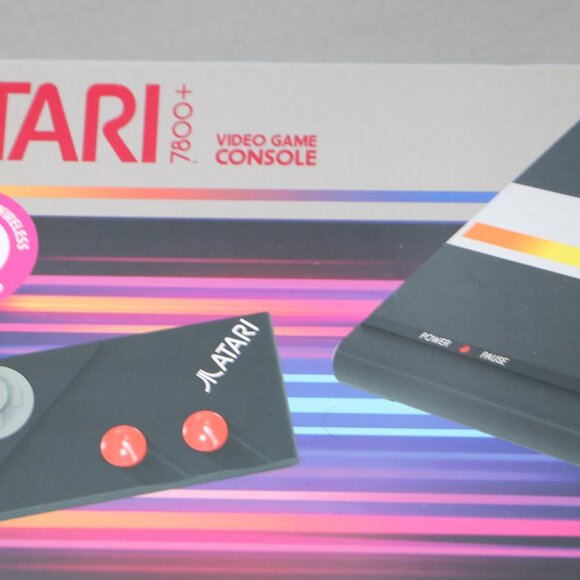 Atari 7800+ Video Game Console New Sealed Wireless CX78+ Gamepad Crystal Quest - Picture 2 of 10